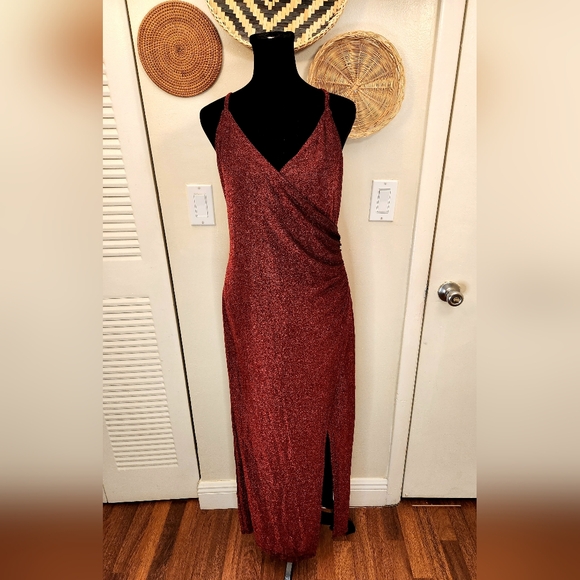Sparkling Red Maxi Dress With Side Split And Ruching - Picture 5 of 11